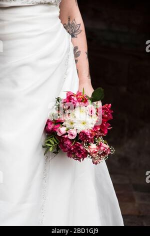 Bride primo piano con bouquet Foto Stock