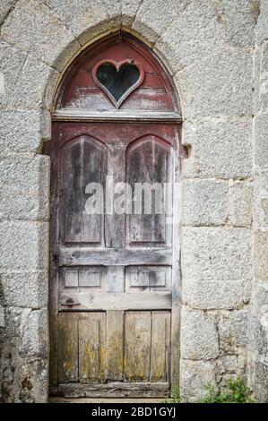 Antica porta di legno al monastero fortificato di Saint-Michel des Anges a Saint-Angel, Francia. Foto Stock