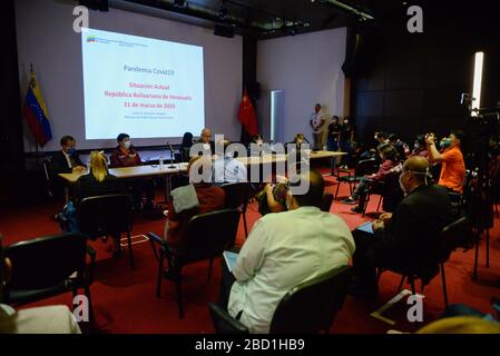 (200406) -- PECHINO, 6 aprile 2020 (Xinhua) -- Gli esperti medici cinesi condividono la loro esperienza nella prevenzione e nel controllo del COVID-19 con esperti sanitari e funzionari del Ministero della Salute venezuelano, a Caracas, Venezuela, 31 marzo 2020. La Cina ha inviato un team di esperti medici e forniture di aiuti in Venezuela per aiutare il paese a combattere la pandemia del COVID-19. La Cina di lunedì ha pubblicato un calendario su come ha condiviso informazioni e ha avanzato la cooperazione internazionale nella lotta contro la nuova epidemia di coronavirus (COVID-19). Sulla base dei rapporti dei media e delle informazioni del National Health C. Foto Stock