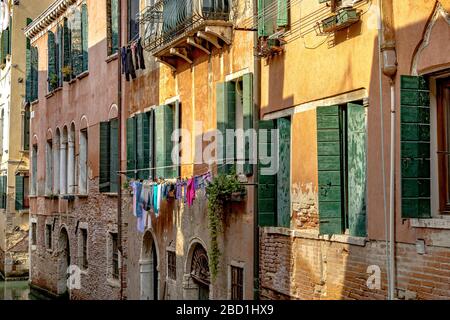 Lavaggio appeso ad asciugare da un appartamento lungo il Rio de le do Torre a canale nel Dorsoduro quartiere di Venezia, Italia Foto Stock