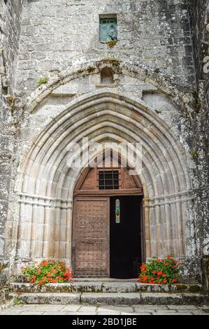 Porta d'ingresso del monastero fortificato di Saint-Michel des Anges a Saint-Angel, Francia. Foto Stock