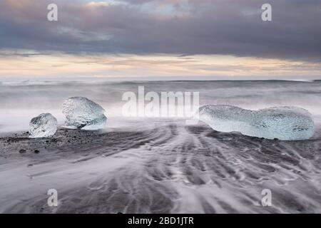 Icebergs su Diamond Beach Jokulsarlon Islanda Foto Stock