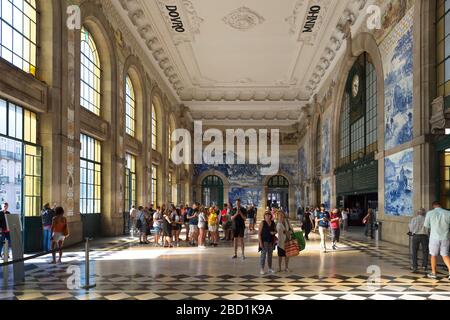 Stazione ferroviaria di Sao Bento decorata con azulejos, Porto, Portogallo, Europa Foto Stock