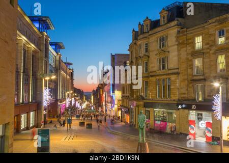 Buchanan Street a Natale, Centro Città, Statua di Donald Dewar, Glasgow, Scozia, Regno Unito, Europa Foto Stock