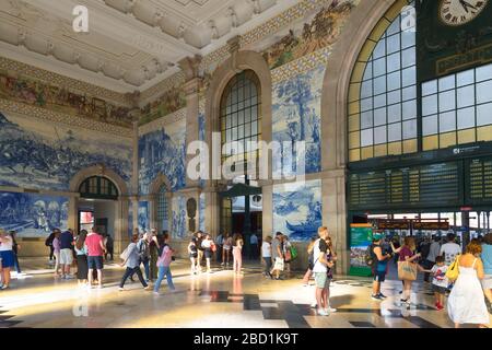 Stazione ferroviaria di Sao Bento decorata con azulejos, Porto, Portogallo, Europa Foto Stock