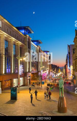 Buchanan Street a Natale, Centro Città, Statua di Donald Dewar, Glasgow, Scozia, Regno Unito, Europa Foto Stock
