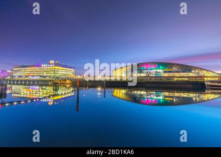 Sede della BBC Scotland e Museo della Scienza al crepuscolo, River Clyde, Glasgow, Scozia, Regno Unito, Europa Foto Stock