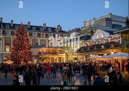 Scena natalizia a Covent Garden, Londra, Inghilterra, Regno Unito, Europa Foto Stock