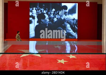 Il visitatore del museo passeggiando accanto a una presentazione politica di partito nel Museo Nazionale della Cina, Pechino, Cina, Asia Foto Stock