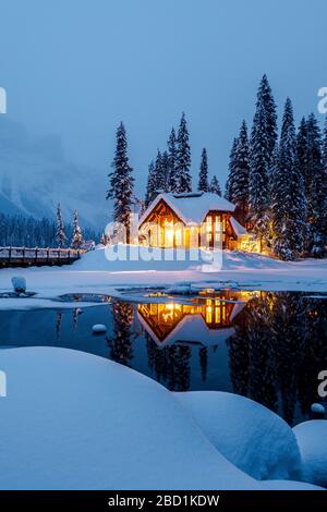 Cilantro on the Lake Lodge, Emerald Lake in inverno, Emerald Lake, Yoho National Park, UNESCO World Heritage Site, British Columbia, Canada Foto Stock