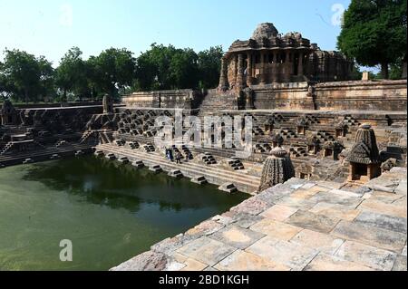 Tempio e serbatoio del Sole di Modhera, ornately scolpito, costruito nel 1026 da Bhima della dinastia Chaulukya, Modhera, Mehsana, Gujarat, India, Asia Foto Stock