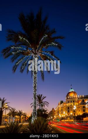 L'Hotel Negresco al tramonto, Promenade des Anglais, Baie des Anges, Nizza, Alpi Marittime, Costa Azzurra, Costa Azzurra, Provenza, Francia, Mediterraneo Foto Stock