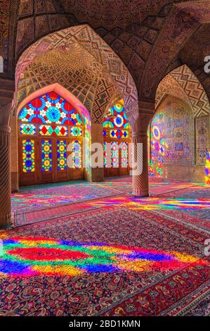 Moschea di Nasir-ol-Molk (Moschea Rosa), motivi di luce da vetrate colorate che illuminano iwan, Shiraz, Provincia di Fars, Iran, Medio Oriente Foto Stock