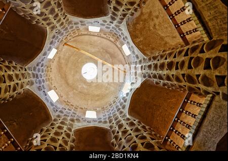 Interno di una tradizionale torre di piccione, Meybod, Yazd Provincia, Iran, Medio Oriente Foto Stock