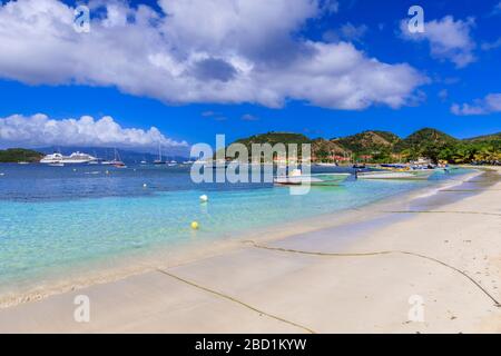 Anse du Fond Cure, spiaggia di sabbia bianca, mare turchese, Les Saintes Bay, Terre de Haut, Iles Des Saintes, Guadalupa, Isole Leeward, Caraibi Foto Stock