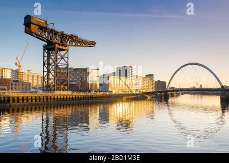 Finnieston Crane e Clyde Arc (Squinty Bridge), River Clyde, Glasgow, Scozia, Regno Unito, Europa Foto Stock