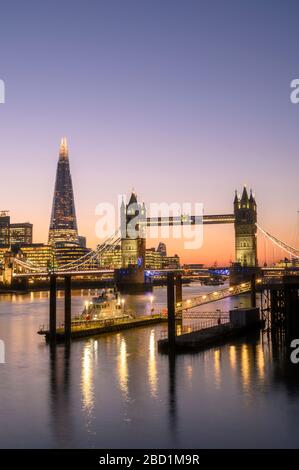 The Shard and Tower Bridge al tramonto sul Tamigi, Londra, Inghilterra, Regno Unito, Europa Foto Stock