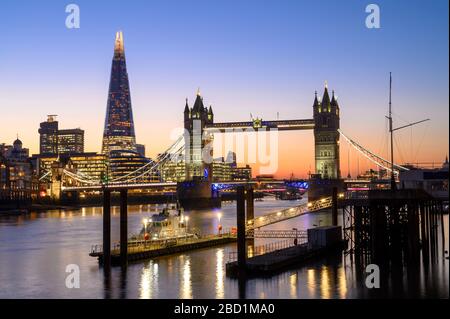 La Shard e il Tower Bridge sul fiume Tamigi di notte, Londra, Inghilterra, Regno Unito, Europa Foto Stock