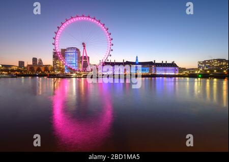 Il London Eye, una ruota panoramica sulla riva sud del Tamigi, London, England, Regno Unito, Europa Foto Stock