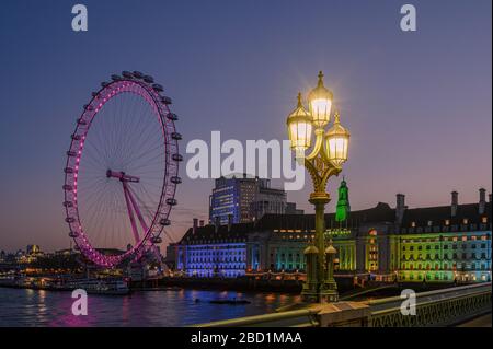 Millennium Wheel (London Eye), Old County Hall visto da Westminster Bridge, South Bank, Londra, Inghilterra, Regno Unito, Europa Foto Stock