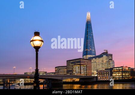 The Shard con vecchio lampione al tramonto, Londra, Inghilterra, Regno Unito, Europa Foto Stock