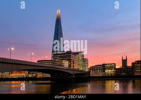 The Shard and London Bridge at Sunset, Londra, Inghilterra, Regno Unito, Europa Foto Stock