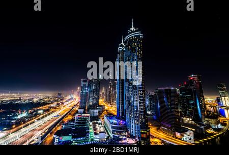 Lunga esposizione che si affaccia su Dubai di notte, Emirati Arabi Uniti, Medio Oriente Foto Stock