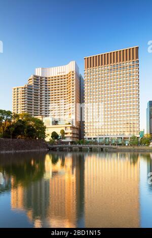 Palace Hotel and Imperial Palace Moat, Tokyo, Honshu, Giappone, Asia Foto Stock