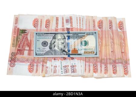 Banconote in dollari americani su banconote di cinquemila rubli banconote isolate su sfondo bianco. Foto Stock