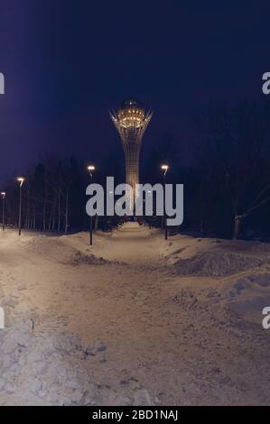 Nur-Sultan, Kazakhstan, 03 gennaio 2020: Vista di Astana-Baiterek sulla notte d'inverno Foto Stock