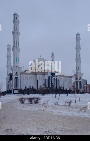 Nur-Sultan, Kazakhstan, 03 gennaio 2020: Sentiero innevato e vista ravvicinata dell'esterno della Moschea Hazret Sultan Foto Stock