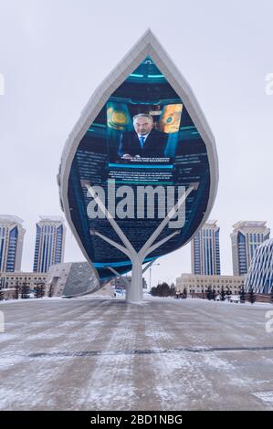 Nur-Sultan, Kazakhstan, 03 gennaio 2020: Vista ravvicinata della proiezione sul Muro della Pace e sul paesaggio urbano invernale Foto Stock