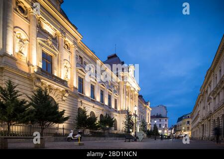 Banca Nazionale di Romania di notte, centro storico di Lipscani, Bucarest, Romania, Europa Foto Stock