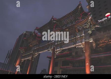 Nur-Sultan, Kazakhstan, 03 gennaio 2020: Ingresso al Beijing Palace Soluxe Hotel Astana di notte Foto Stock