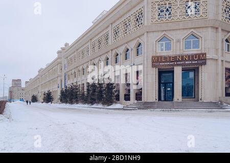 Nur-Sultan, Kazakhstan, 03 gennaio 2020: Esterno di uno degli edifici commerciali con uffici e ristoranti Foto Stock