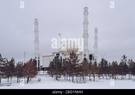 Nur-Sultan, Kazakhstan, 03 gennaio 2020: Moschea Hazret Sultan nella tenebrosa giornata invernale Foto Stock