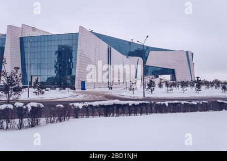 Nur-Sultan, Kazakhstan, 03 gennaio 2020: Esterno del museo nazionale del Kazakhstan nella tenebrosa giornata invernale Foto Stock