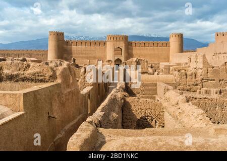 Rovine, torri e mura della cittadella di Rayen, il più grande edificio di adobe del mondo, Rayen, provincia di Kerman, Iran, Medio Oriente Foto Stock