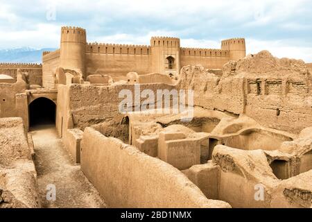 Rovine, torri e mura della cittadella di Rayen, il più grande edificio di adobe del mondo, Rayen, provincia di Kerman, Iran, Medio Oriente Foto Stock