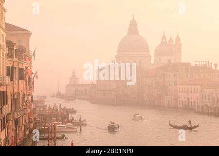 Bellissimo Canal Grande, nebbia invernale, luce dorata mattutina, Santa Maria della Salute, Venezia, Patrimonio dell'Umanità dell'UNESCO, Veneto, Italia, Europa Foto Stock