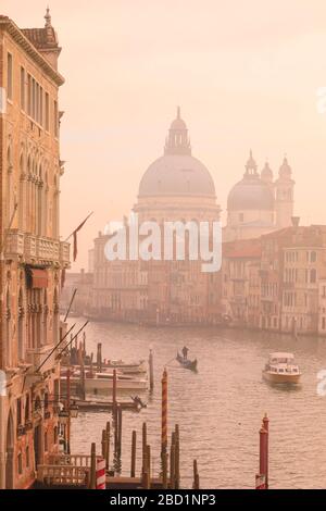 Bellissimo Canal Grande, nebbia invernale, luce dorata mattutina, Santa Maria della Salute, Venezia, Patrimonio dell'Umanità dell'UNESCO, Veneto, Italia, Europa Foto Stock