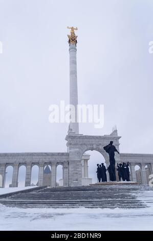 Nur-Sultan, Kazakhstan, 03 gennaio 2020: Il complesso commemorativo che simboleggia l'indipendenza della repubblica in Nur Sultan Foto Stock