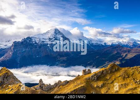 Cielo nuvoloso sul Monte Eiger visto dalle alte montagne sopra Grindelwald in autunno, Alpi Bernesi, Canton Berna, Svizzera, Europa Foto Stock