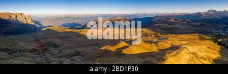 Veduta aerea con drone dell'alba autunnale sull'Alpe di Siusi, Dolomiti, Alto Adige, Italia, Europa Foto Stock