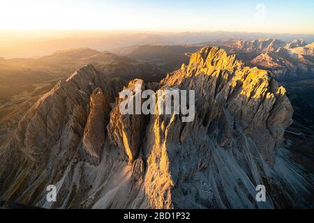 Veduta aerea di Sassolungo e Sassopiatto al caldo tramonto autunnale, Val Gardena, Val di Fassa, Dolomiti, Alto Adige, Italia, Europa Foto Stock