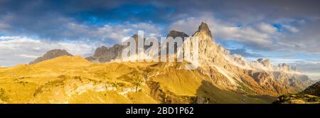 Panoramica aerea del Cimon della pala durante il tramonto d'autunno, pale di San Martino, Passo Rolle, Dolomiti, Trentino, Italia, Europa Foto Stock