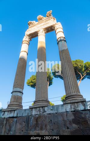 Rovine e colonne, fori Imperiali, Patrimonio dell'Umanità dell'UNESCO, Roma, Lazio, Italia, Europa Foto Stock