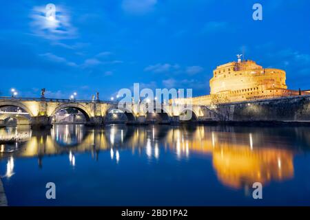 Scossa su Castel Sant'Angelo e ponte sul Tevere, Patrimonio dell'Umanità dell'UNESCO, Roma, Lazio, Italia, Europa Foto Stock