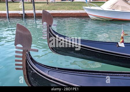 Primo piano della lama di metallo o ferro da prora , davanti ad una gondola veneziana, Venezia Italia Foto Stock