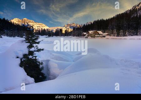 Val Rendena, Lago di Nambino e Brenta al tramonto d'inverno, Trentino, Dolomiti, Italia, Europa Foto Stock